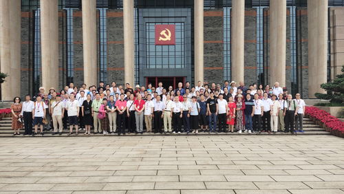 張仲良 北京華夏蘭亭書畫院終身名譽院長,中國書畫家協(xié)會會員